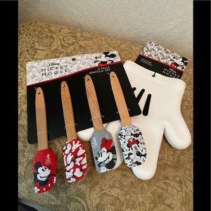 Disney Mickey Glove Silicon Mitt & Spatula Set NEW
